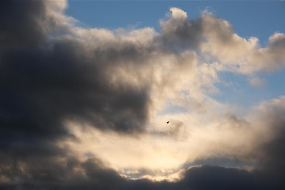 Bilete av ei fly i akrobatikk på himmelen - Klikk for stort bilete