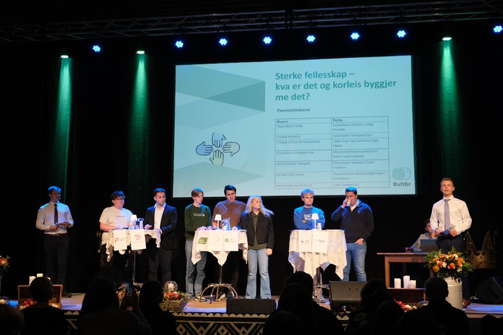 bilde frå scena under årets Ungdomskonferanse - Klikk for stort bilete