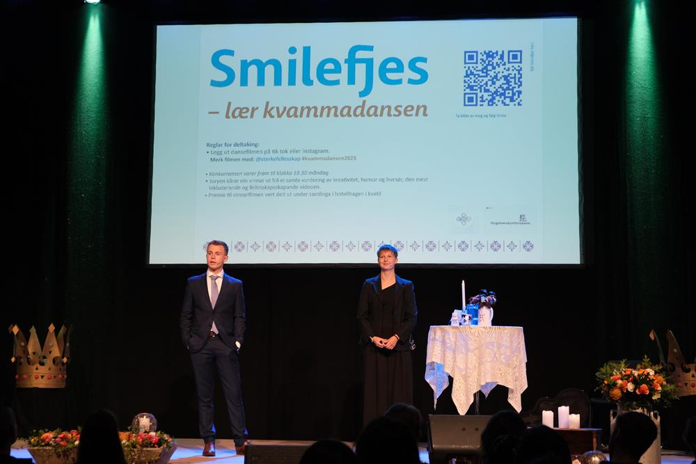 bilde frå scena under årets Ungdomskonferanse - Klikk for stort bilete