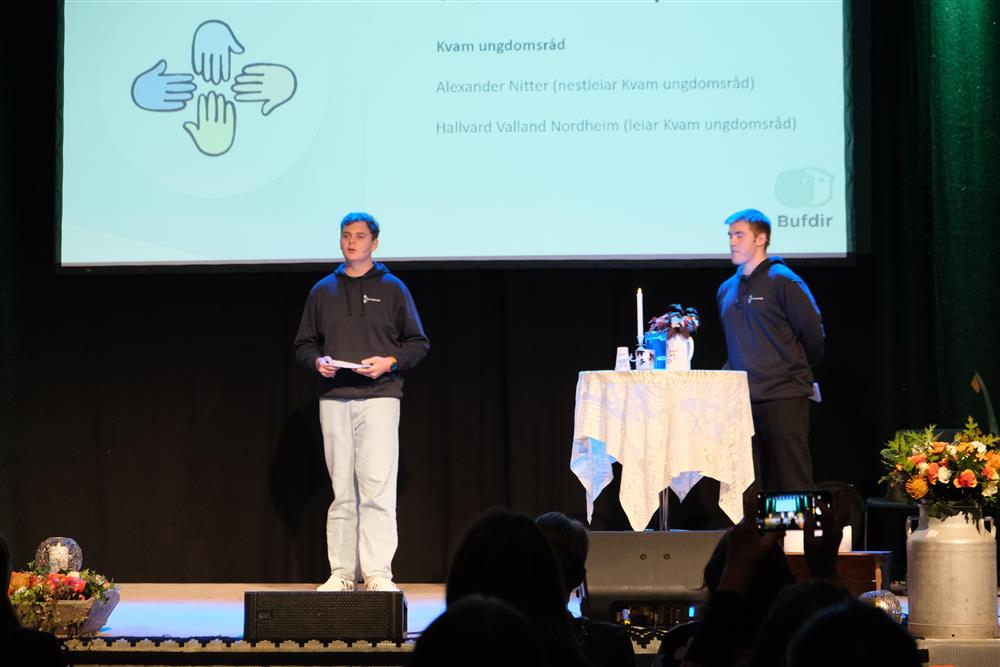 bilde frå scena under årets Ungdomskonferanse - Klikk for stort bilete