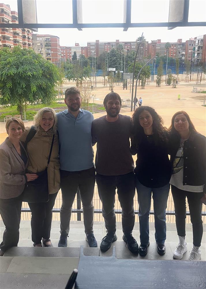 Gjengen står samla for kamera ute bybilde - Klikk for stort bilete