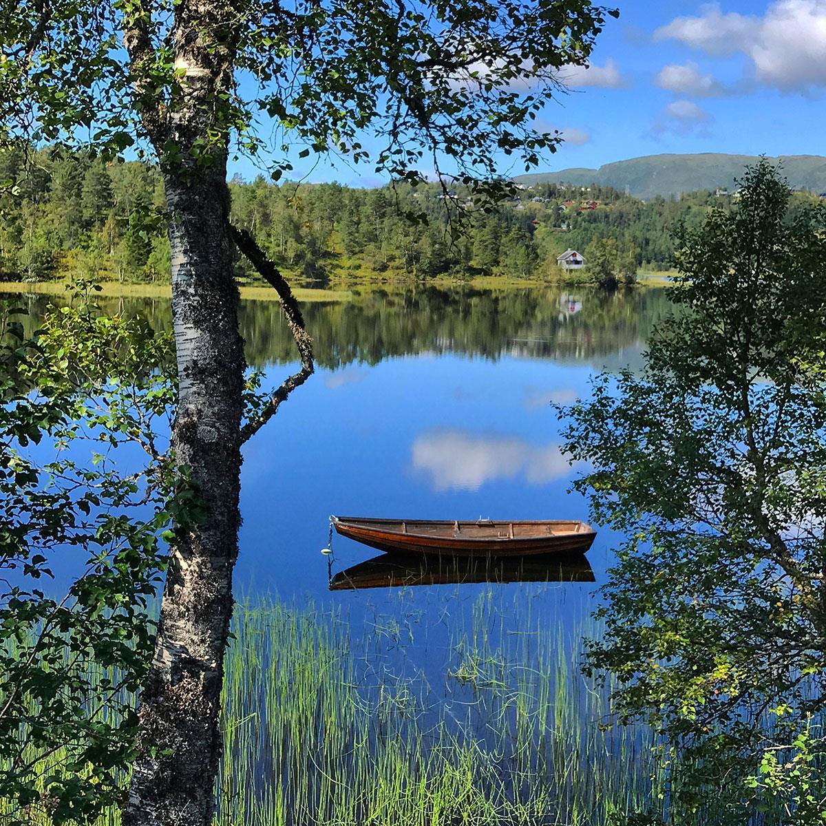 Båt på stille vatn