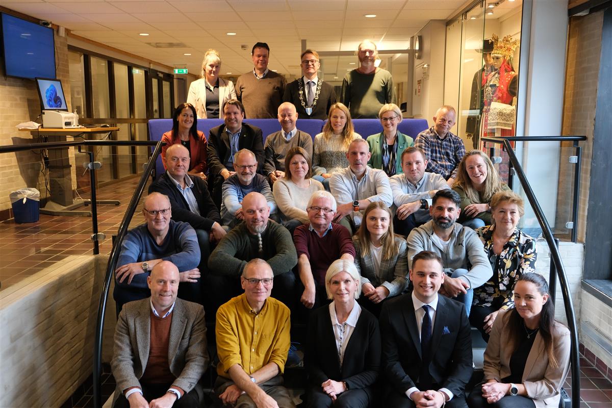 Bilde av representantane i Kvam heradsstyre i inngangen på rådhuset - Klikk for stort bilete