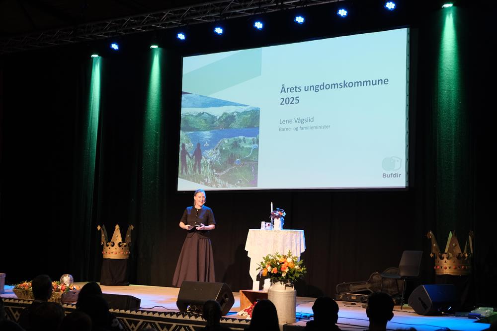 bilde frå scena under årets Ungdomskonferanse - Klikk for stort bilete