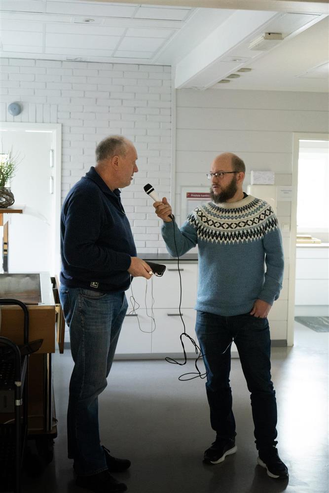 Fungerande ordførar Nygård og journalist frå fiktiv presse i intervjusituasjon. - Klikk for stort bilete