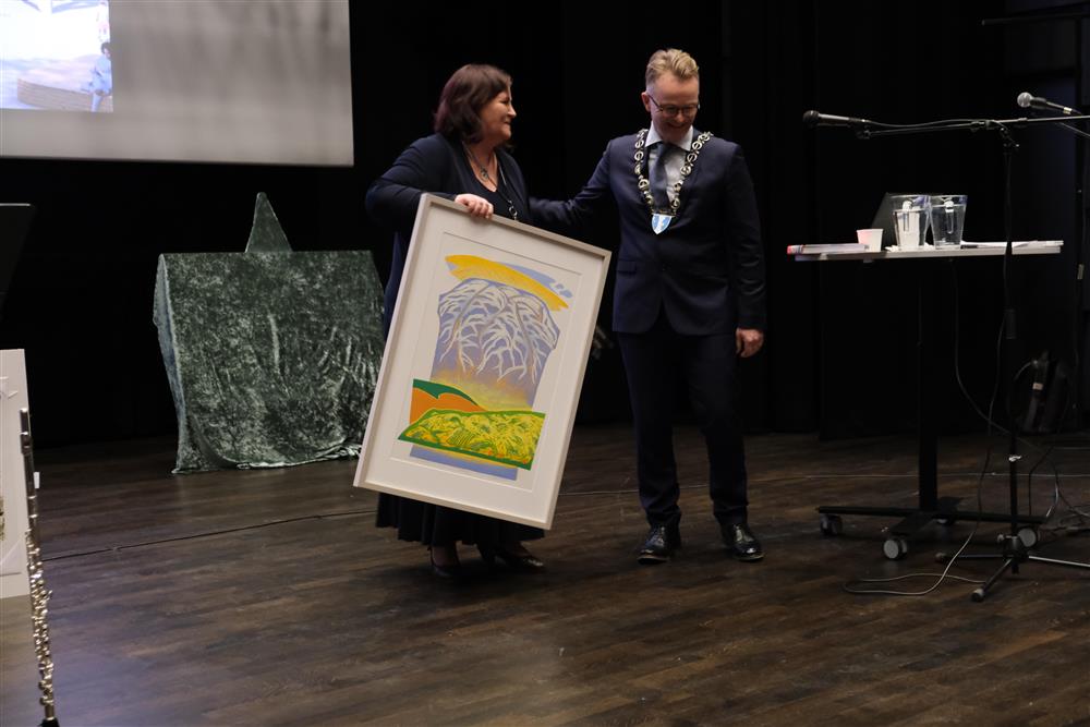 Overrekking av kunstverket Torefjell av Solfrid Aksnes - Klikk for stort bilete