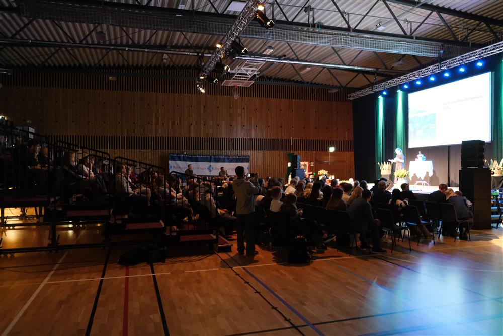 bilde frå scena under årets Ungdomskonferanse - Klikk for stort bilete