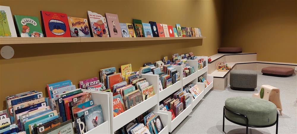 Frå det nye bilbioteket - inne - Klikk for stort bilete