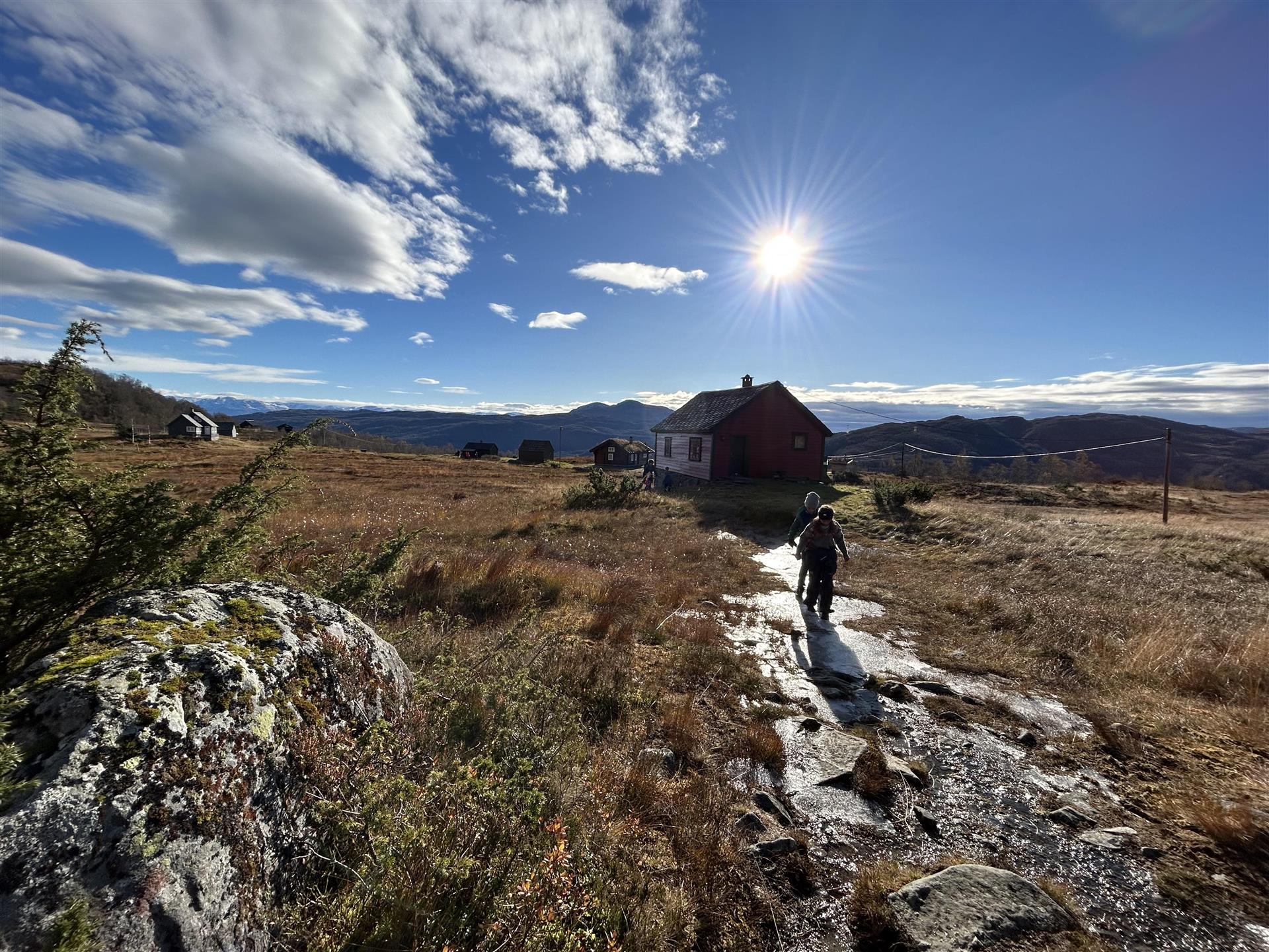 Born på fjellet nær støl i haustfargar