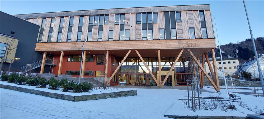 Frå det nye bilbioteket - ute - Klikk for stort bilete