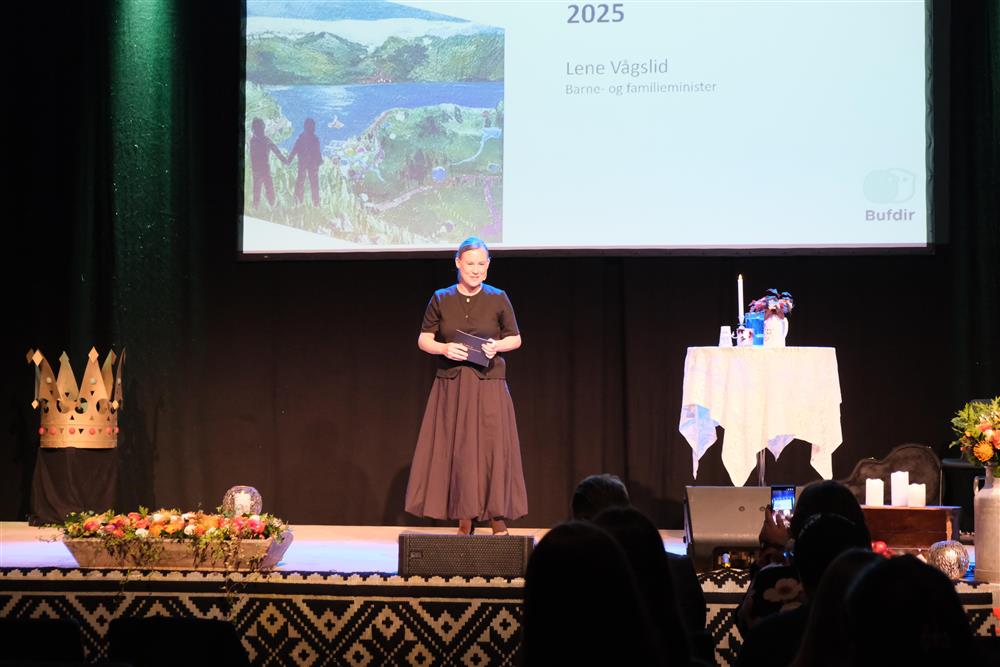 bilde frå scena under årets Ungdomskonferanse - Klikk for stort bilete