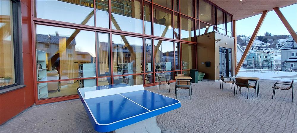 Frå det nye bilbioteket - ute - Klikk for stort bilete