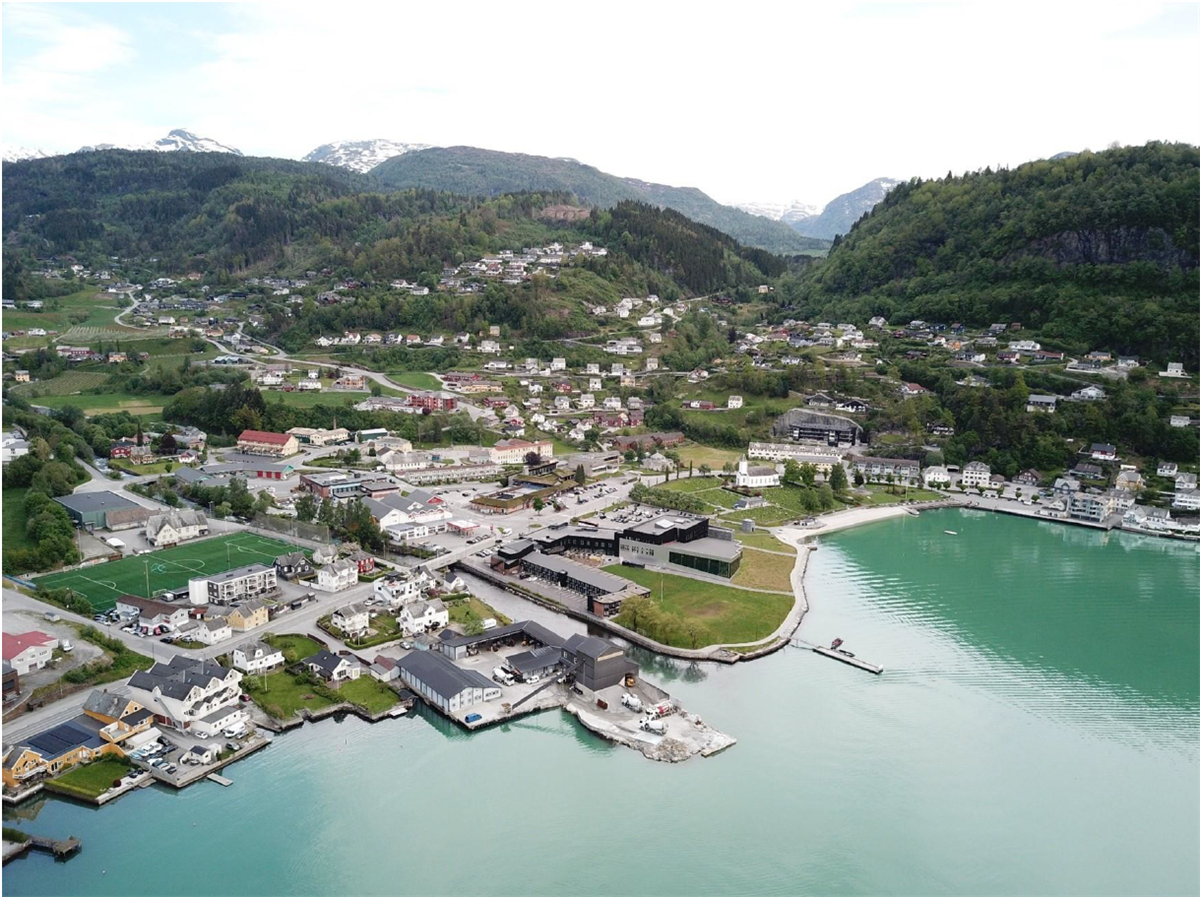 Dronebilete som syner Øystese sentrum med meir - Klikk for stort bilete