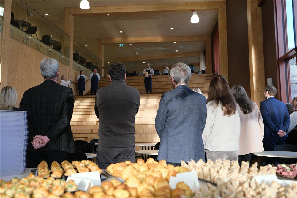 Bilde av lunsj og kokk som introduserer maten - Klikk for stort bilete