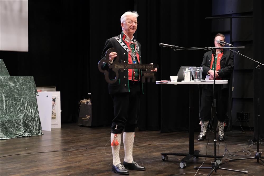 Fylkesordførar Askeland under offisiell opning av Kvam vgs og kulturhus - Klikk for stort bilete