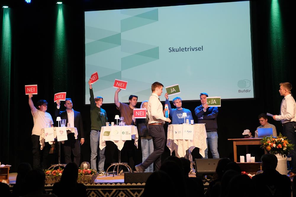 bilde frå scena under årets Ungdomskonferanse - Klikk for stort bilete