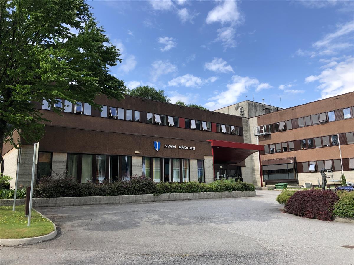 Bilde av framsida av Kvam rådhus med hovudinngang - Klikk for stort bilete