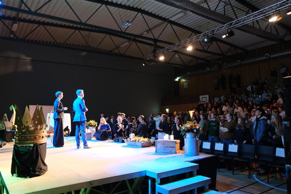 bilde frå scena under årets Ungdomskonferanse - Klikk for stort bilete