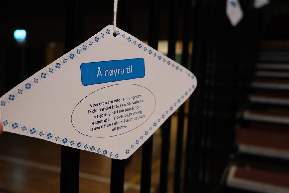 bilde frå scena under årets Ungdomskonferanse - Klikk for stort bilete