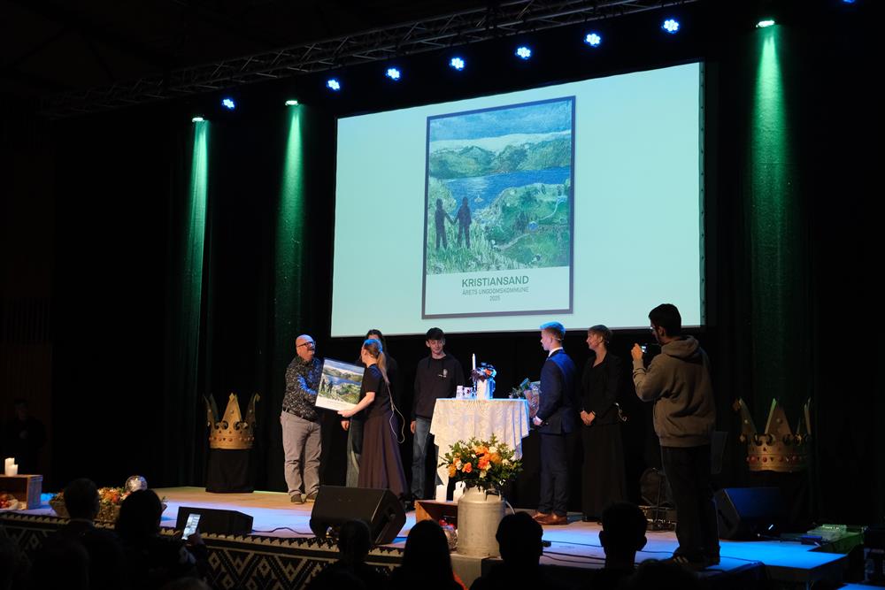 bilde frå scena under årets Ungdomskonferanse - Klikk for stort bilete