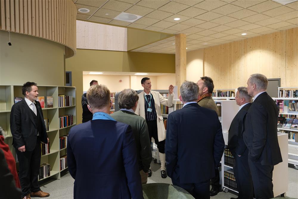 bilde av gruppe menneske i kvam bibliotek - Klikk for stort bilete