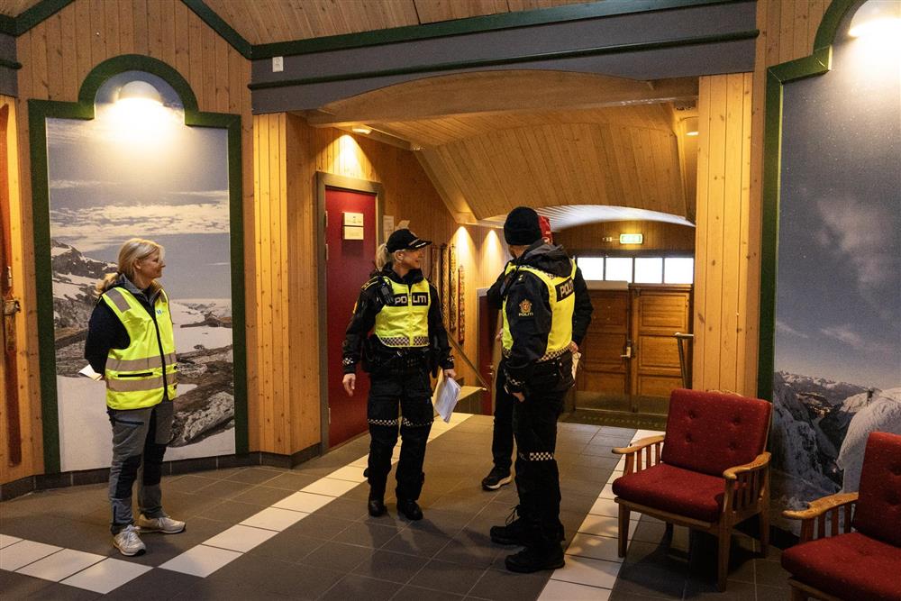 Politi og frivillige i Holmatun - Klikk for stort bilete