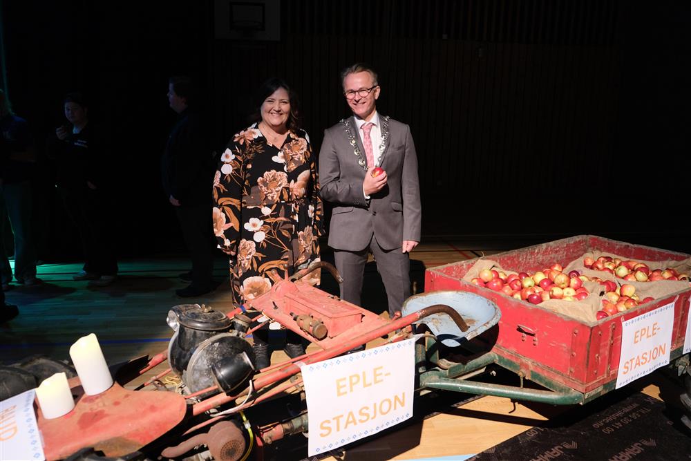 bilde av Anita og Torgeir ved eplestasjon - Klikk for stort bilete