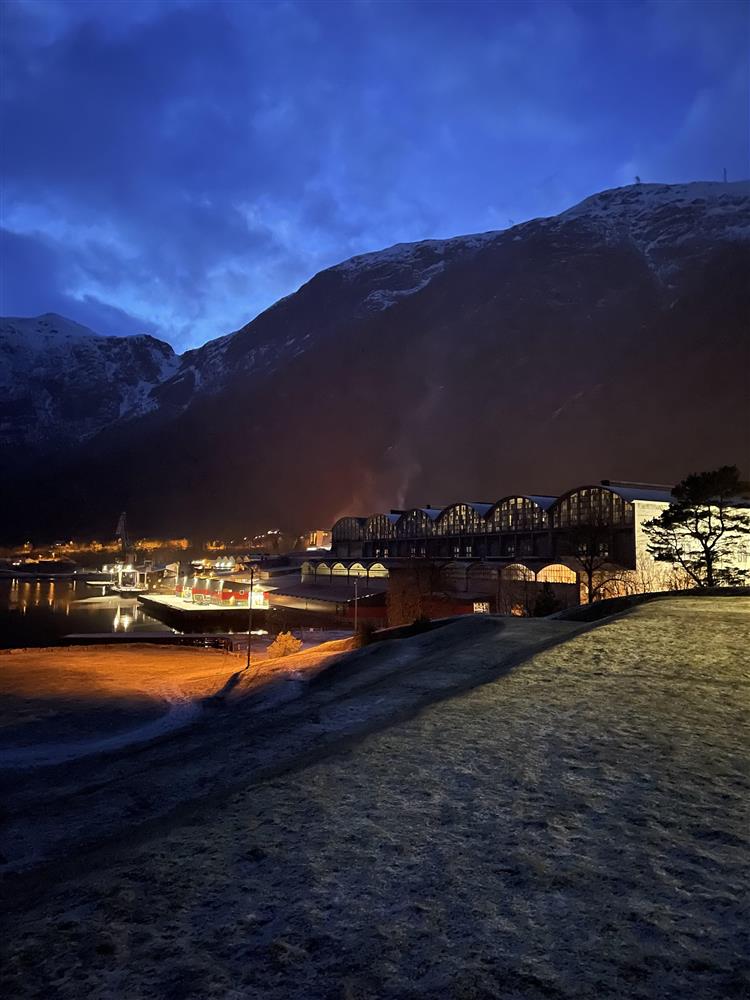 Bilde av Bjølvefossen ein mørk kveld - Klikk for stort bilete