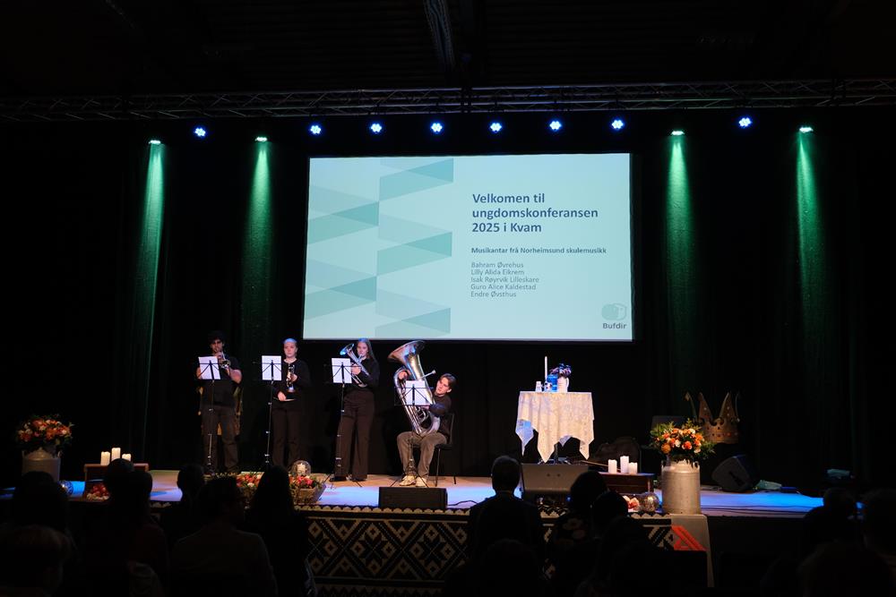 bilde frå scena under årets Ungdomskonferanse - Klikk for stort bilete