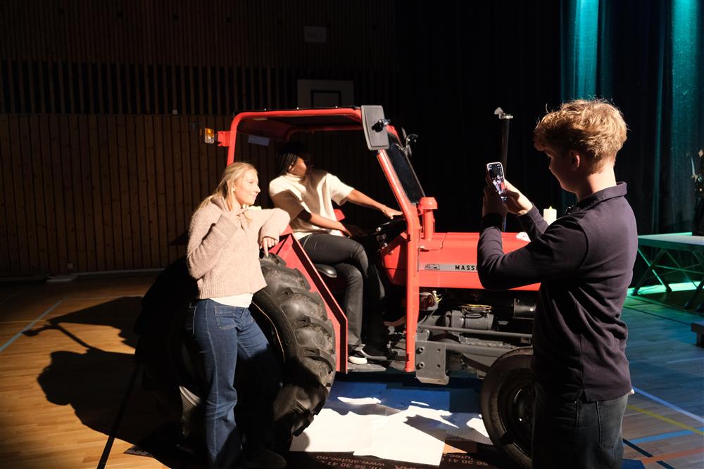 bilde frå scena under årets Ungdomskonferanse - Klikk for stort bilete