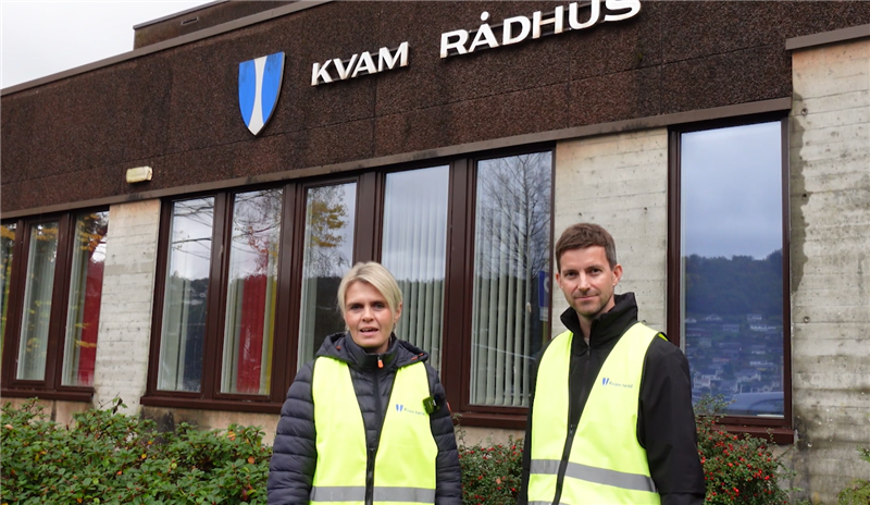 bilde av Astrid Anett og Svein ved rådhuset