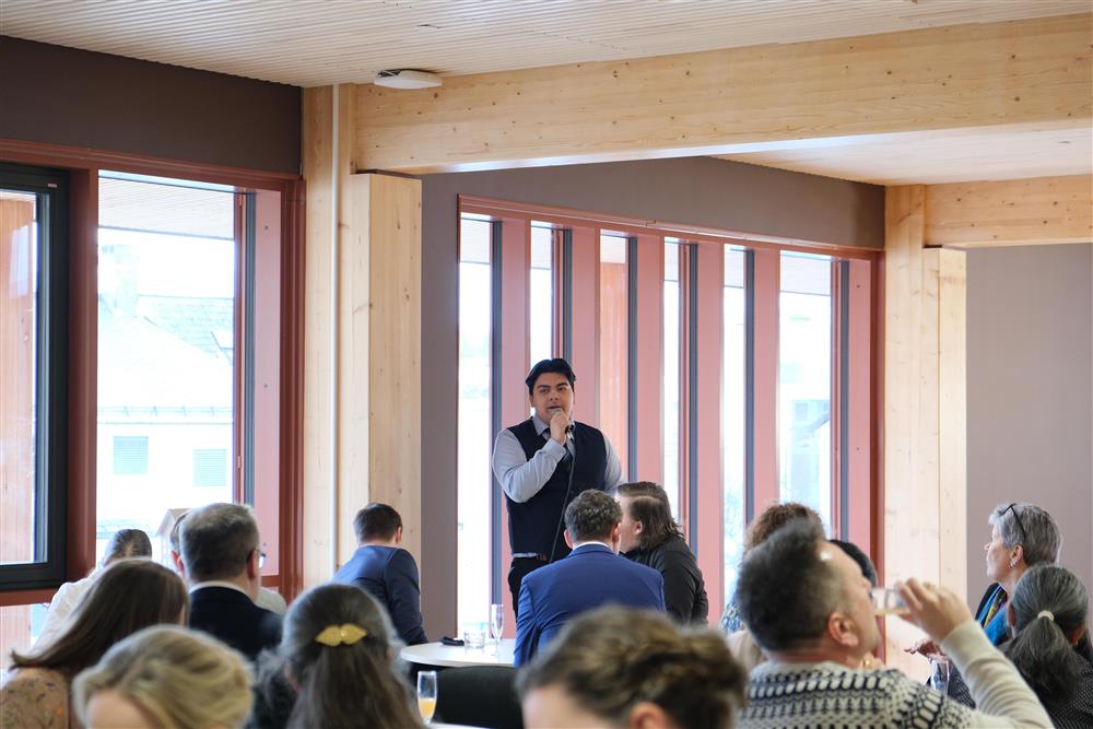 Ung mann med mikrofon - Klikk for stort bilete