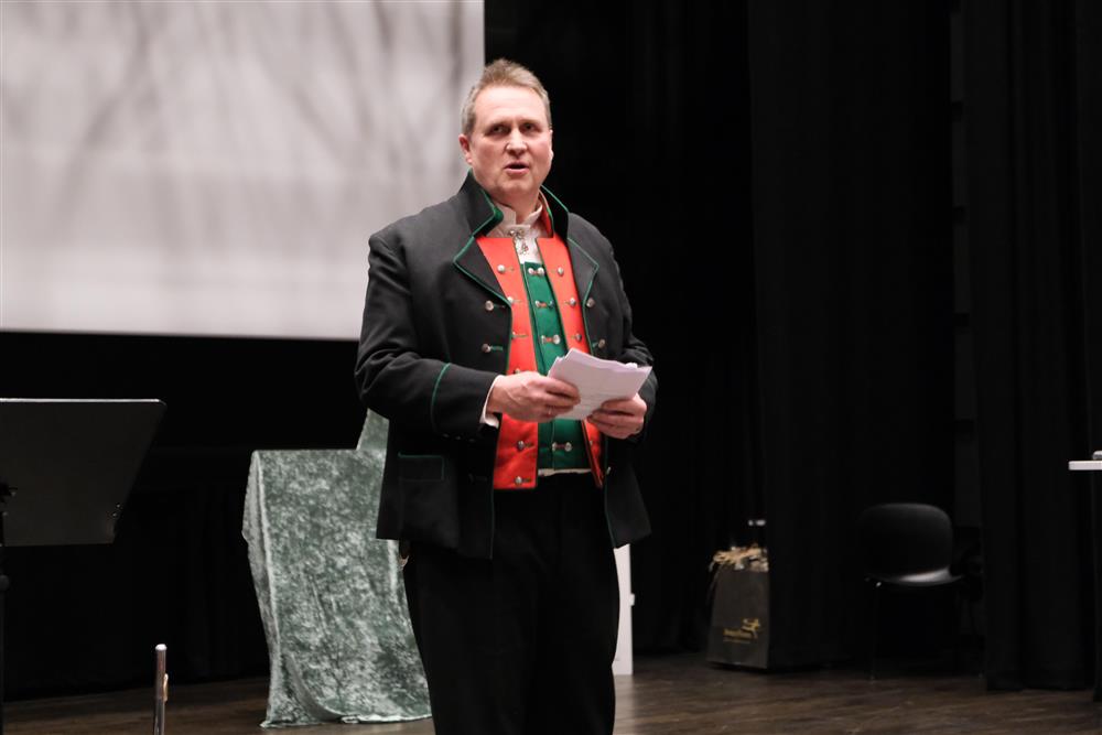 Rektor under offisiell opning av Kvam vgs og kulturhus - Klikk for stort bilete