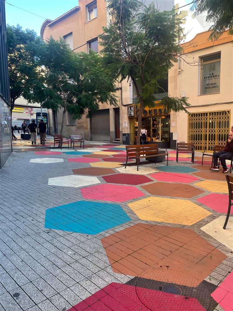 Bilde frå ei fargerik vegmåla gate i Barcelona - Klikk for stort bilete