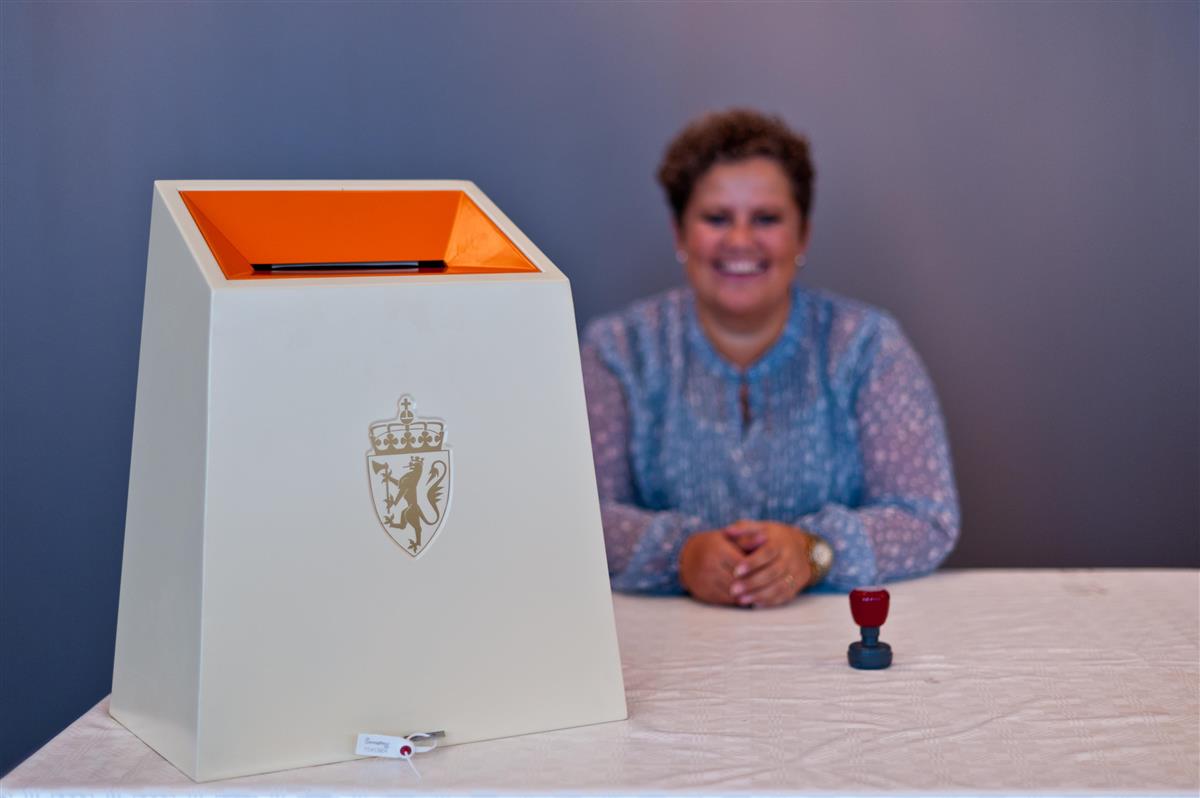 bilde av kvinne ved stemmesettel-kasse - Klikk for stort bilete