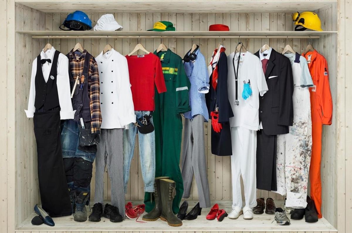 bilde av ulike arbeidskle knytt til ulike yrker i eit stort skåp - Klikk for stort bilete