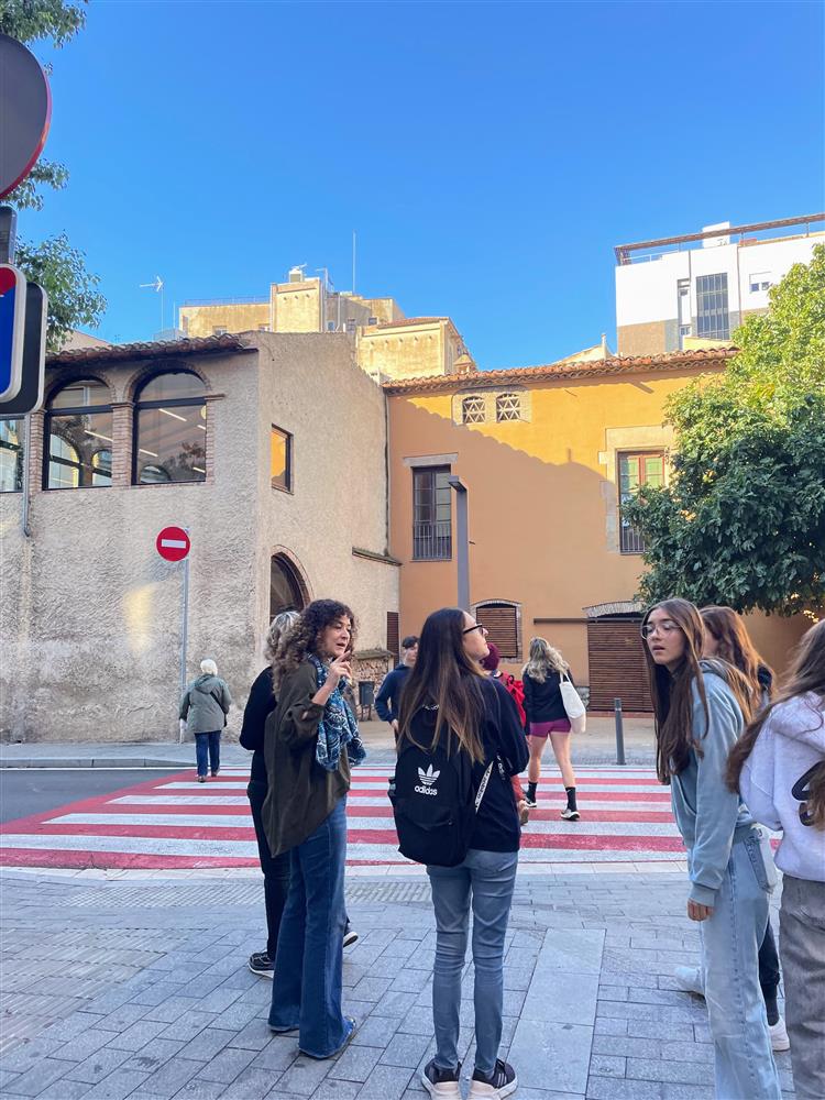 Bilde av gjengen ute i bybilde i Barcelona.  Vaksne og ungdommar - Klikk for stort bilete