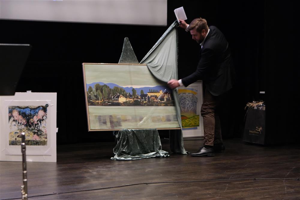 avdekking av kunstmåleri frå Veidekke til det nye bygget - Klikk for stort bilete