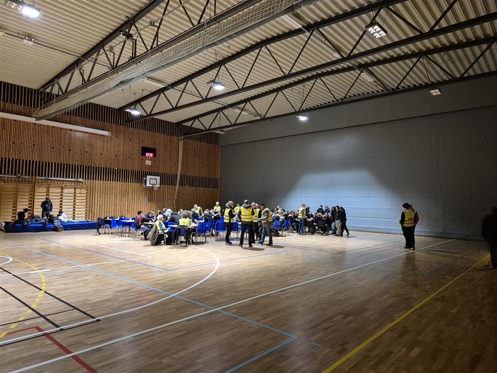 Bilde av frivillige på pørarndesenter i Øystese idrettshall - Klikk for stort bilete