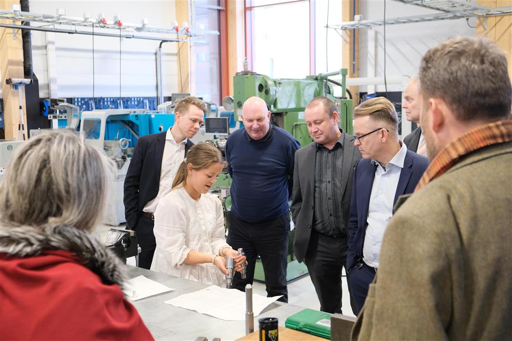 bilde frå omvising på verkstaden - Klikk for stort bilete