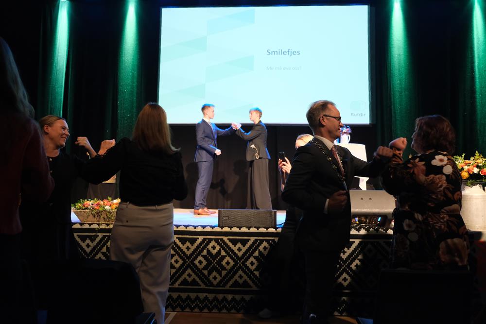 bilde frå scena under årets Ungdomskonferanse - Klikk for stort bilete