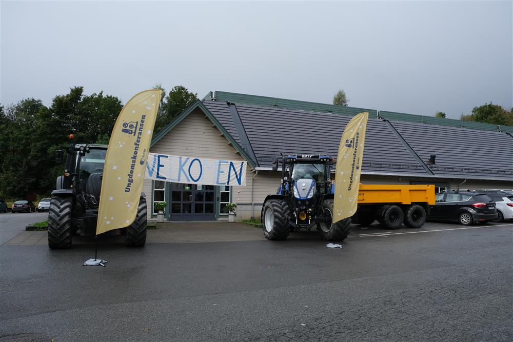 bilde frå scena under årets Ungdomskonferanse - Klikk for stort bilete