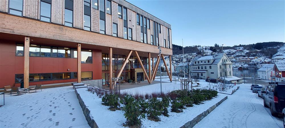 Frå det nye bilbioteket - ute - Klikk for stort bilete