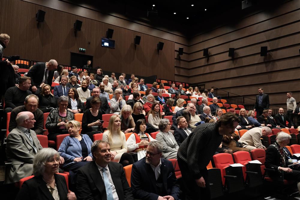 Kinosalen under opninga - Klikk for stort bilete