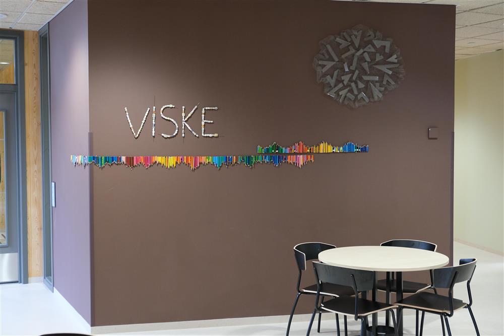Kunst på veggen på Kvam vgs - Klikk for stort bilete