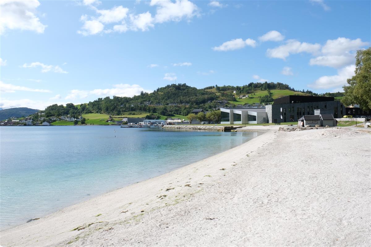 Badestranda i Øystese.  - Klikk for stort bilete