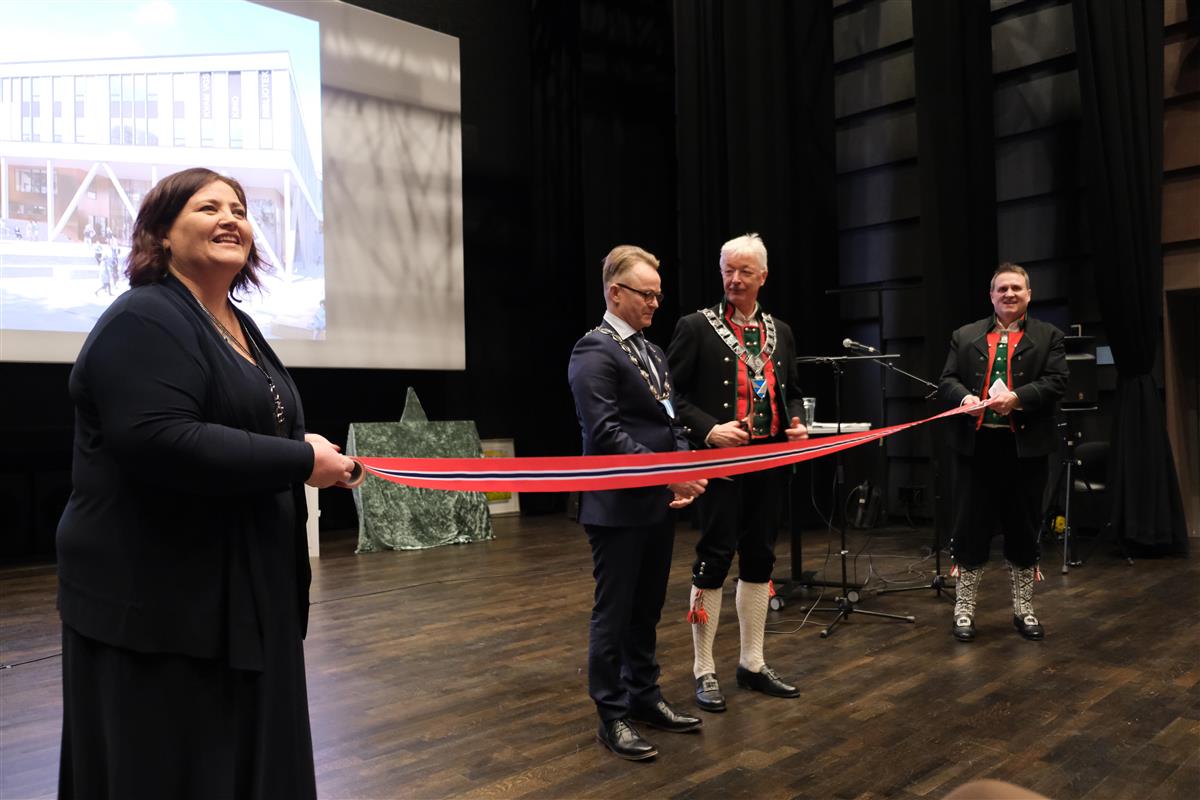 Snorklipping ved ordførarar i Kvam herad og Vestland fylkeskommune - Klikk for stort bilete