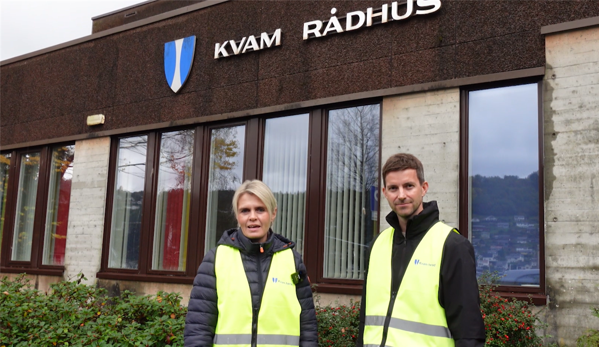 Bilde av Astrid-Anett og Svein framfor kvam rådhus - Klikk for stort bilete