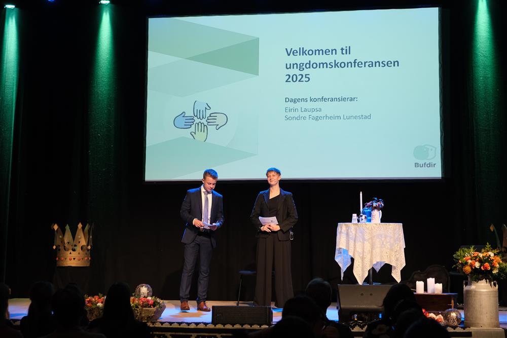 bilde frå scena under årets Ungdomskonferanse - Klikk for stort bilete