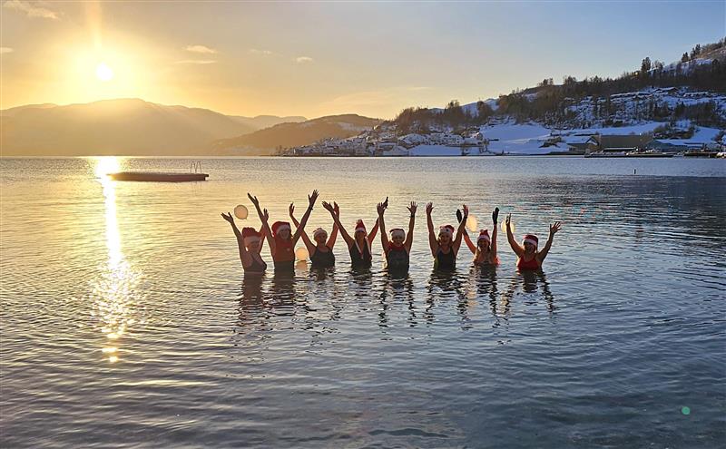 bilde av damer med nissehusa som badar på vinteren